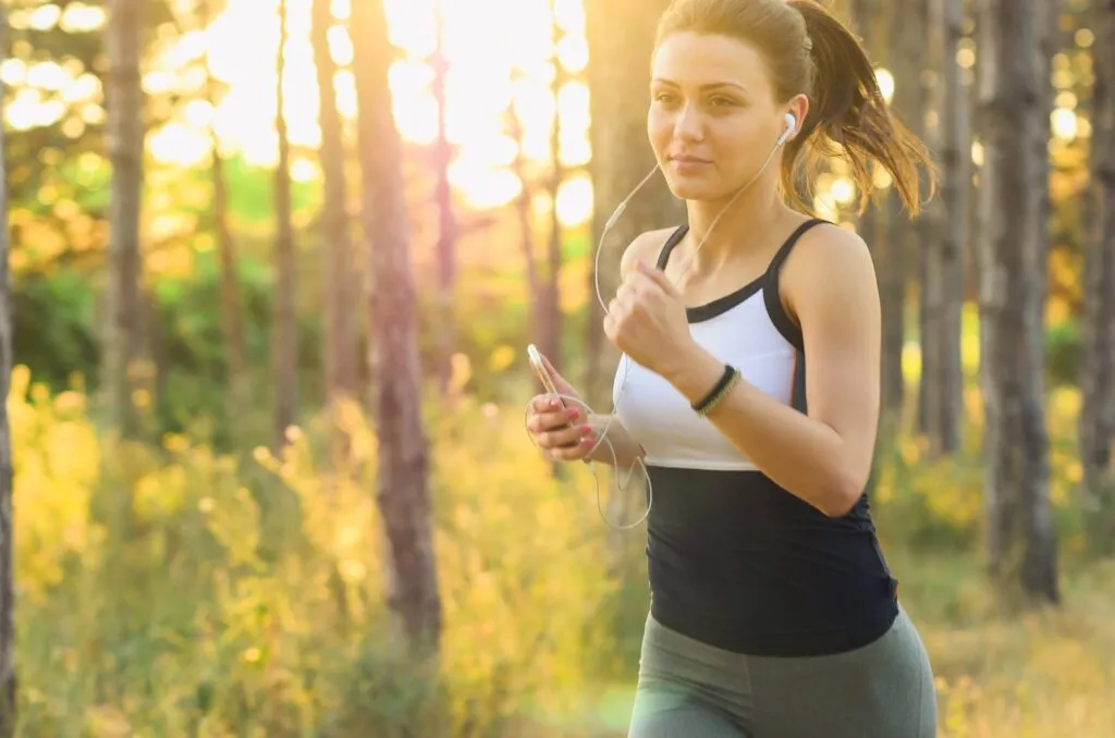 4 Tips for Maintaining Healthy Habits 4 woman g2cce3b6fa 1920 3